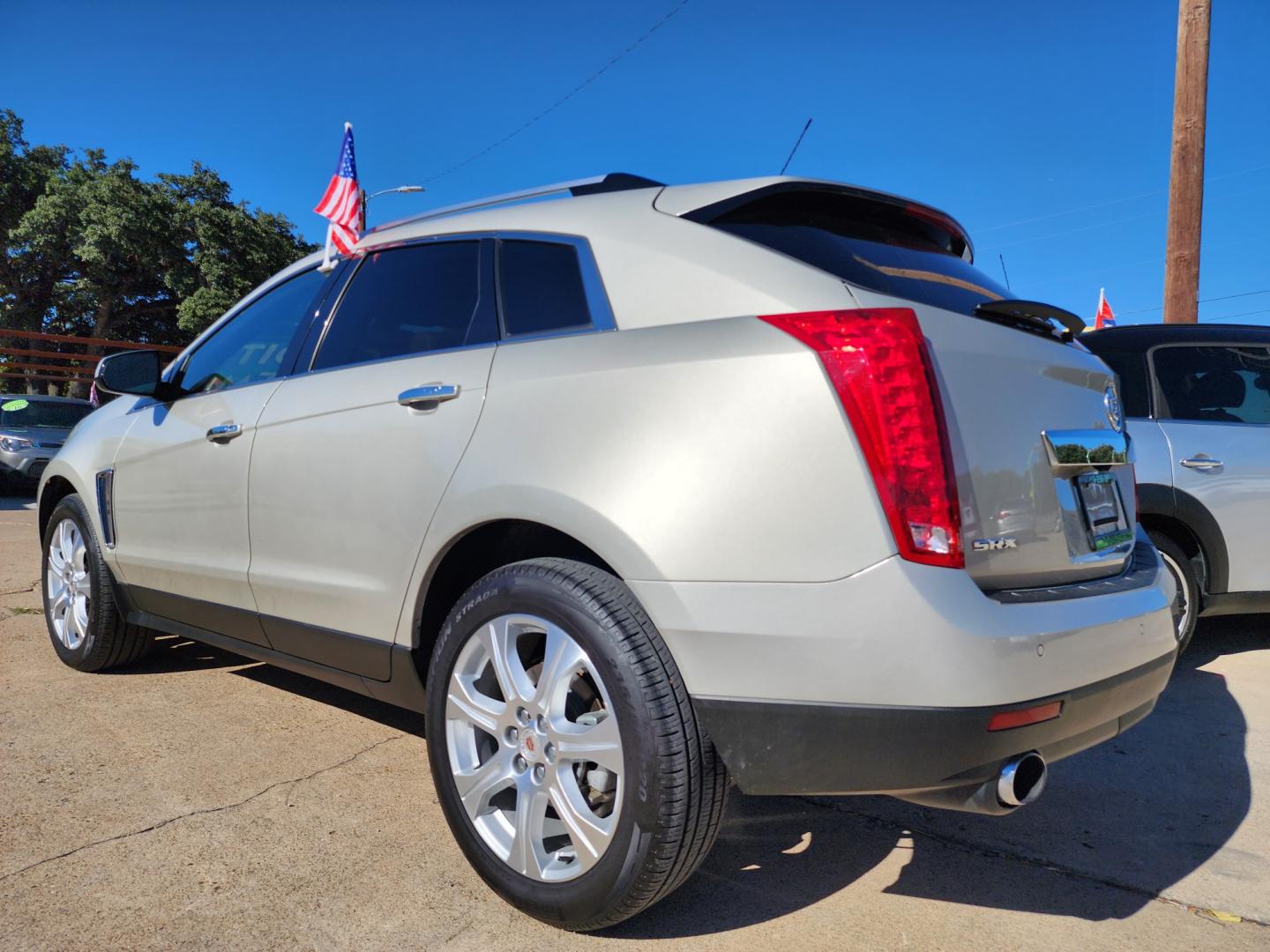 2014 GOLD Cadillac SRX PERFORMANCE COLLECTION (3GYFNCE39ES) , AUTO transmission, located at 2660 S.Garland Avenue, Garland, TX, 75041, (469) 298-3118, 32.885551, -96.655602 - Welcome to DallasAutos4Less, one of the Premier BUY HERE PAY HERE Dealers in the North Dallas Area. We specialize in financing to people with NO CREDIT or BAD CREDIT. We need proof of income, proof of residence, and a ID. Come buy your new car from us today!! This is a Loaded 2014 CADILLAC SRX CO - Photo#5